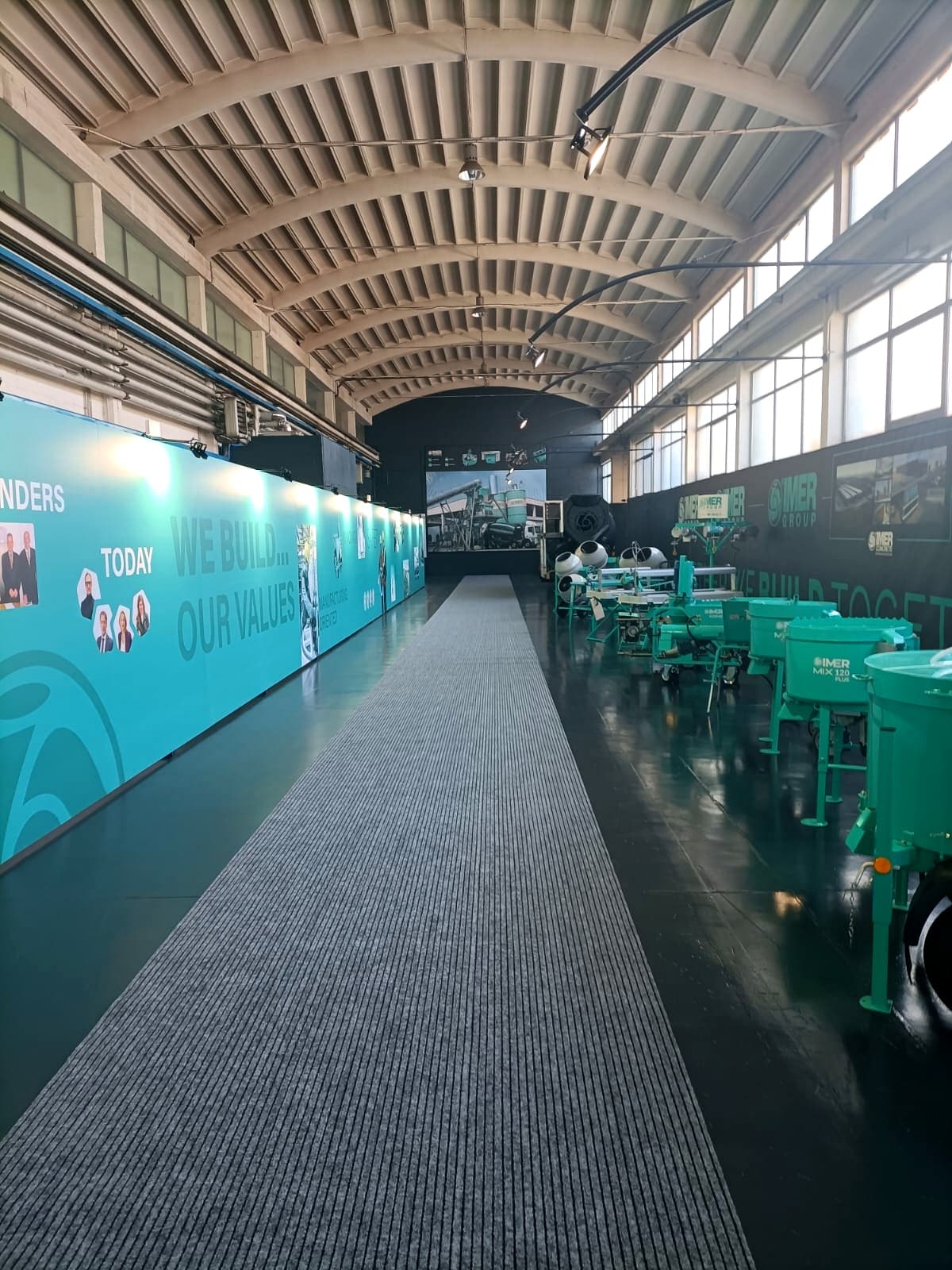 Sistema resinoso continuo su pavimentazione industriale - Immagine 1